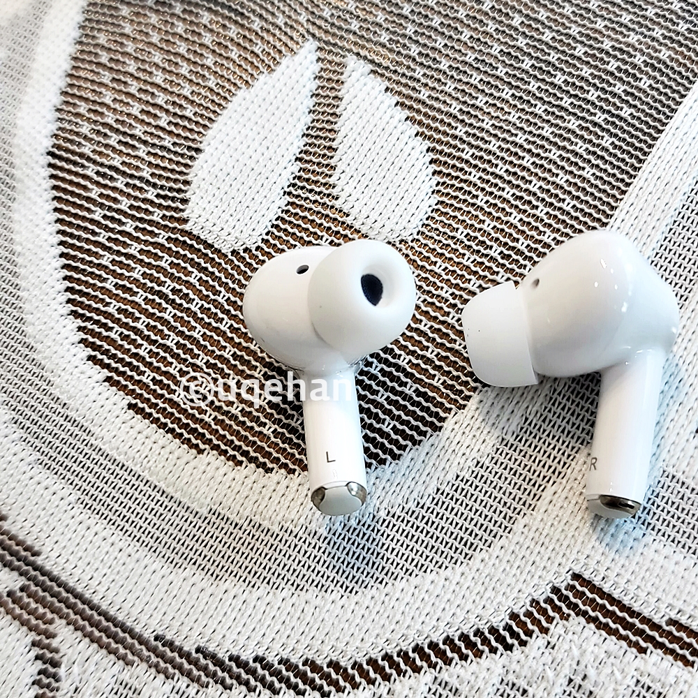 노브랜드 커널형 블루투스 이어폰이 케이스에서 제거되어 테이블 위에 올려져 있다.