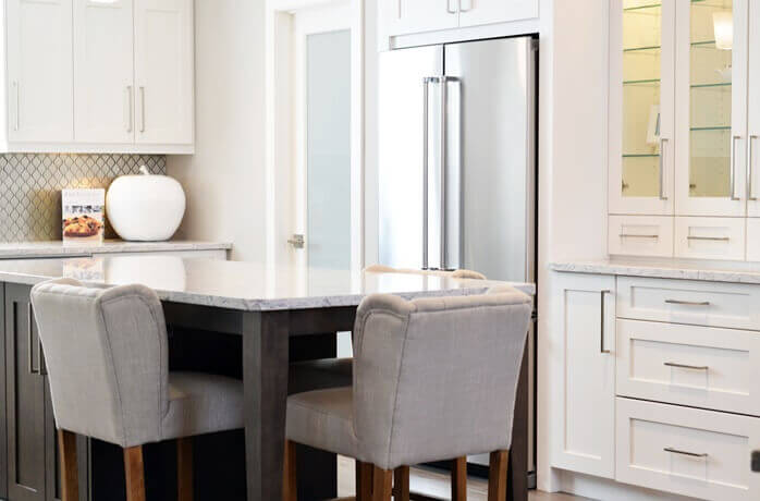 패브릭 소재의 식탁의자와 대리석 식탁, 심플한 주방