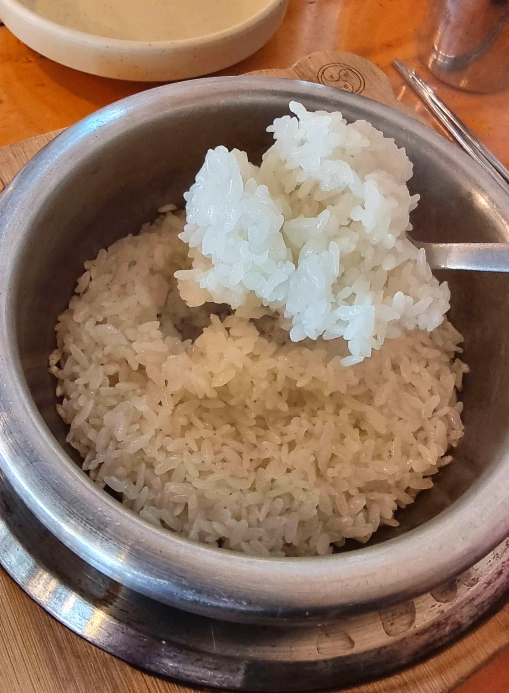 솥밥에 고슬고슬 찰진 밥