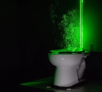 변기 뚜껑 안닫고 물 내리면 가족에게 치명적인 이유 