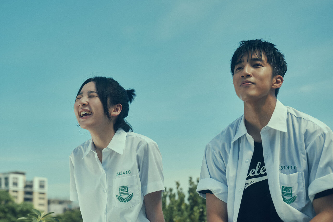 소꿉친구인 유즈와 샤오샤가 나란히 앉아 웃고 있는 모습