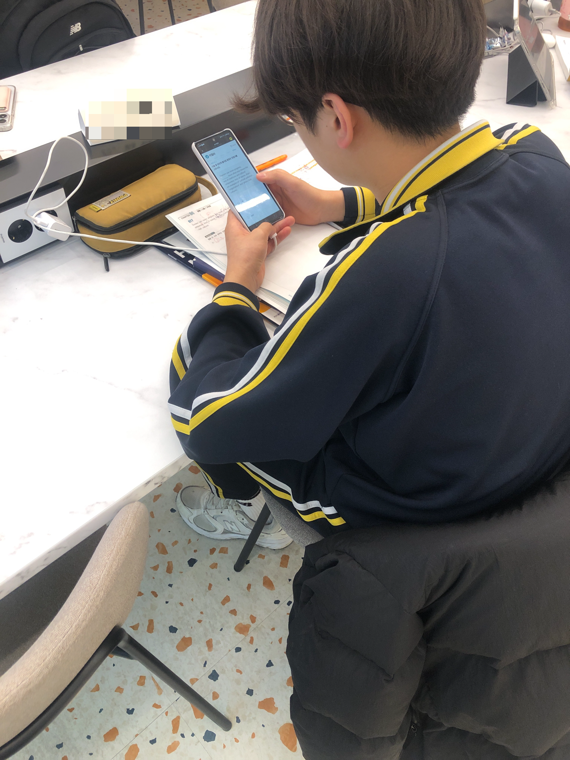 책상에서 공부하는 남학생