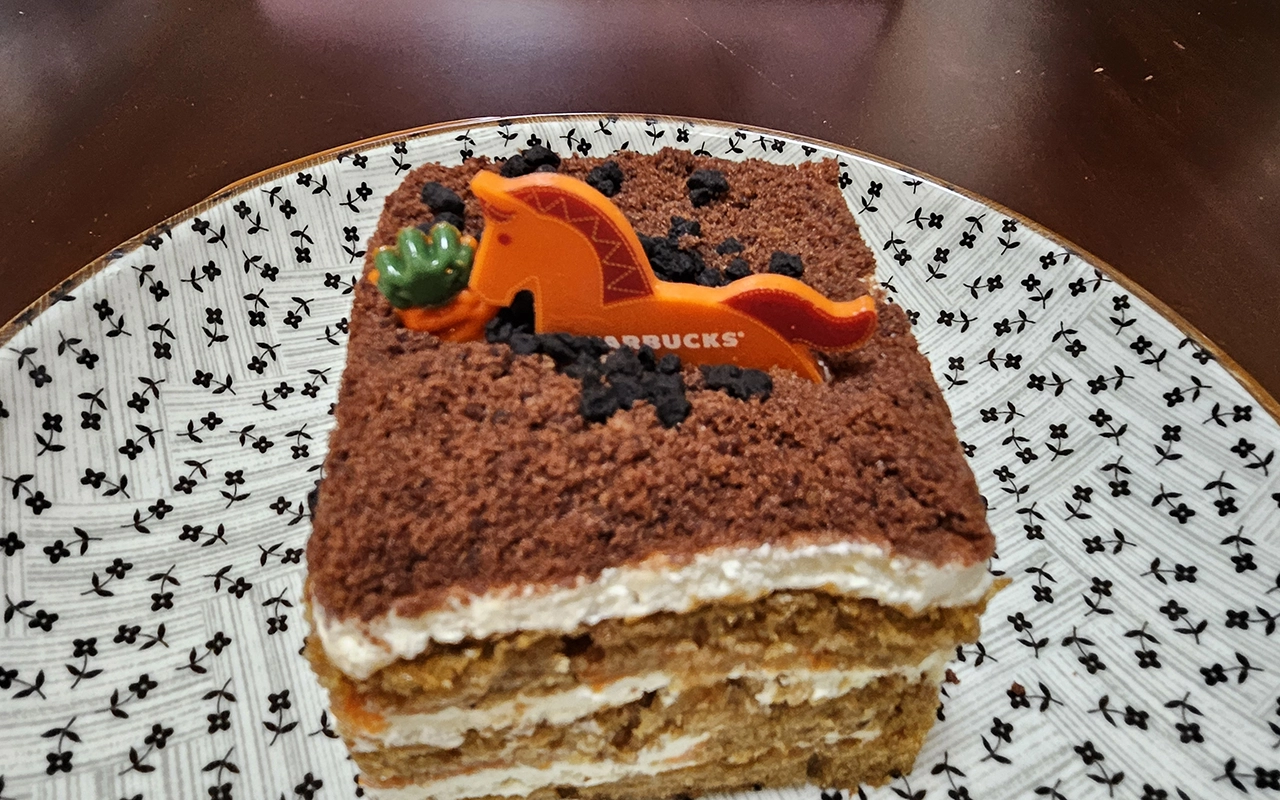스타벅스 붉은말 당근밭 케이크