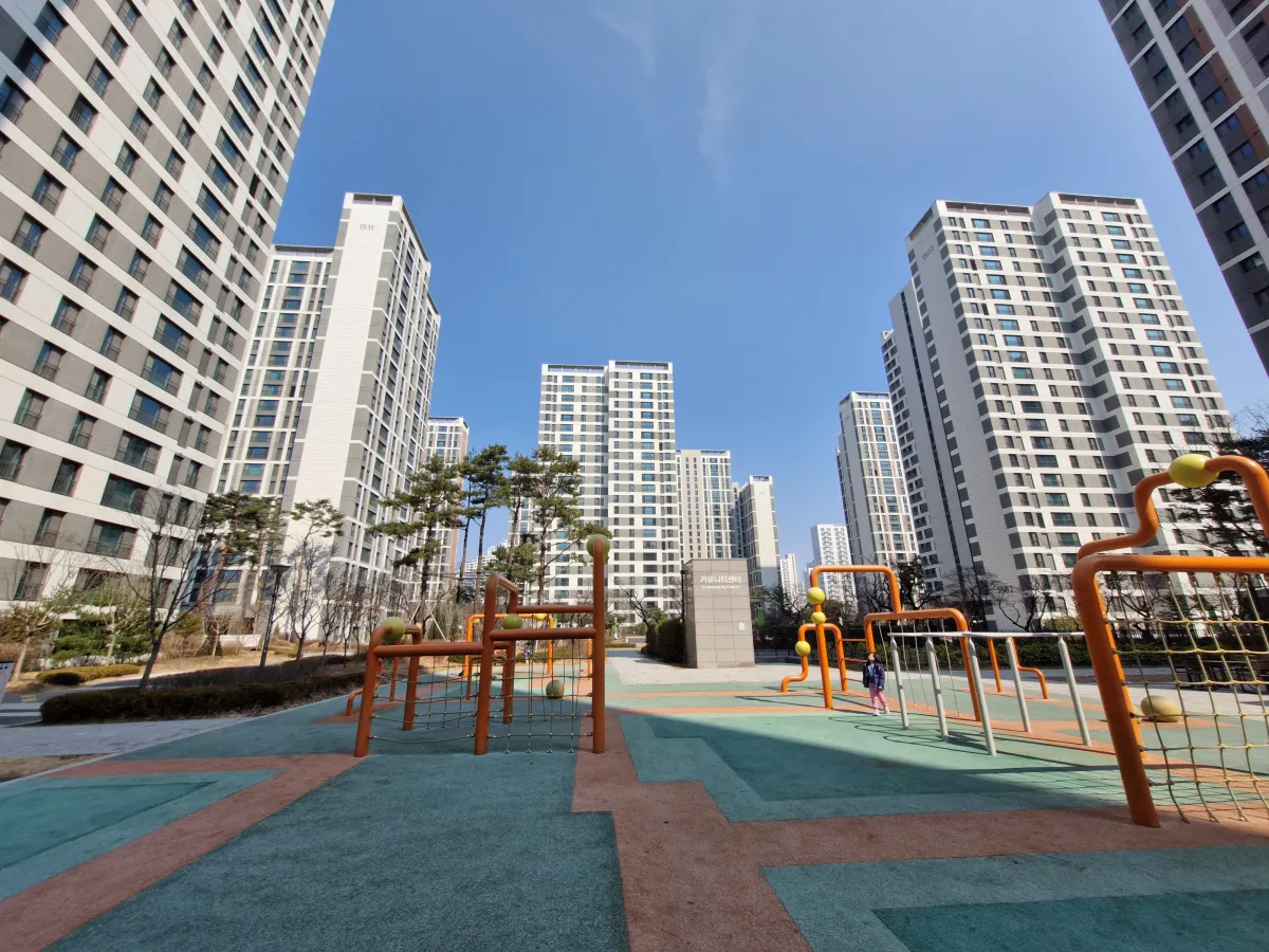 정글짐-놀이터-주변으로-펼쳐져-있는-아파트