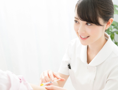 알레르기 검사를 하는 간호사