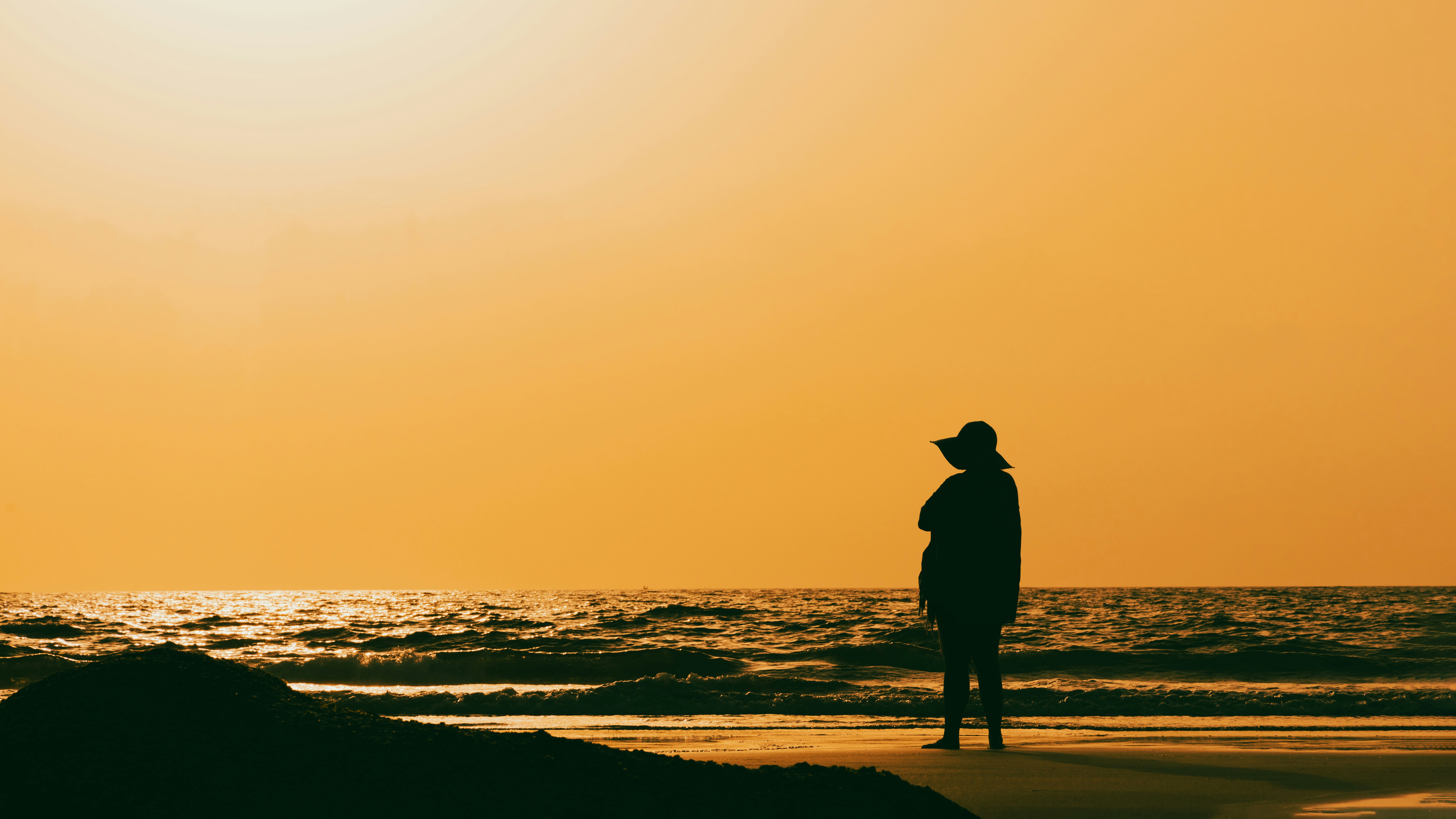 해 질 무렵 혼자 서 있는 여행자 실루엣 관련 사진