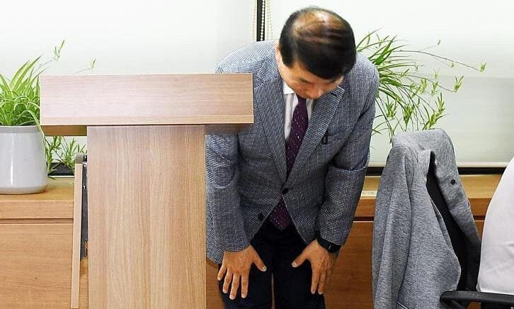 Gyeonghyun Baek, the copper mayor, finally apologized.