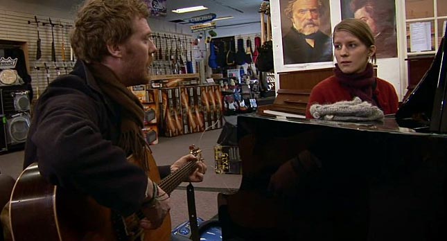 함께 노래하는 주인공 그(글렌 핸사드)와 그녀(마르게타 이글로바)