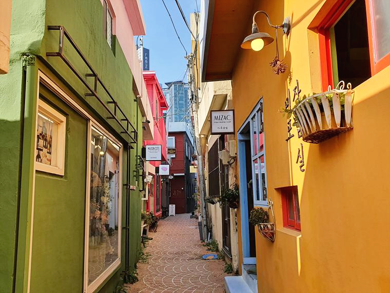 노란색과-초록색-핑크색-건물들