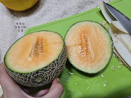 록 멜론 반으로 자른 모습