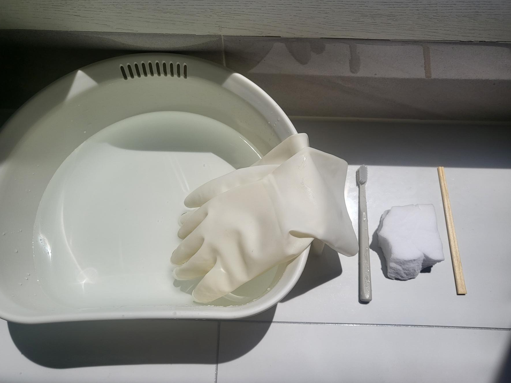 창틀 청소 준비물, 4개라고 유인했으나 실은 5가지인 사진