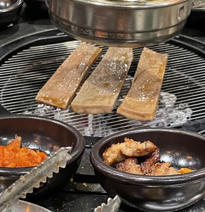 서비스로-나온-돼지껍데기를-굽는-사진