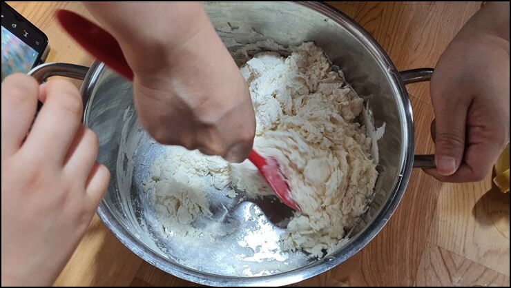 밀가루를-반죽하고있는-사진