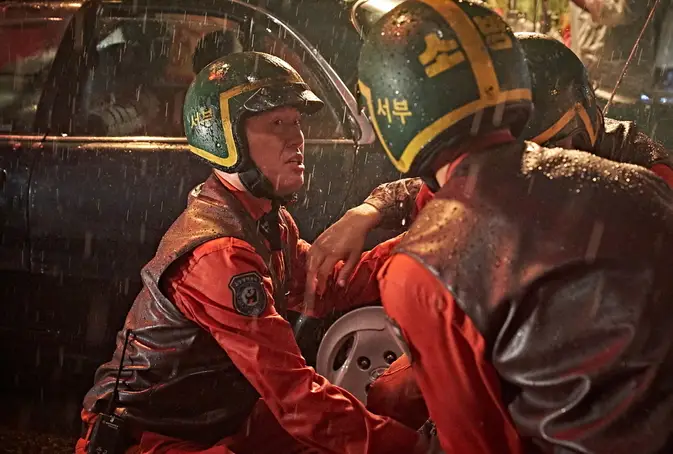 영화-소방관-스틸컷-구조장면