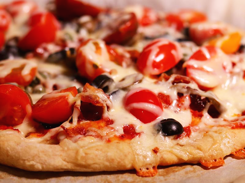 방울토마토가 잔뜩 올라간 홈메이드 피자