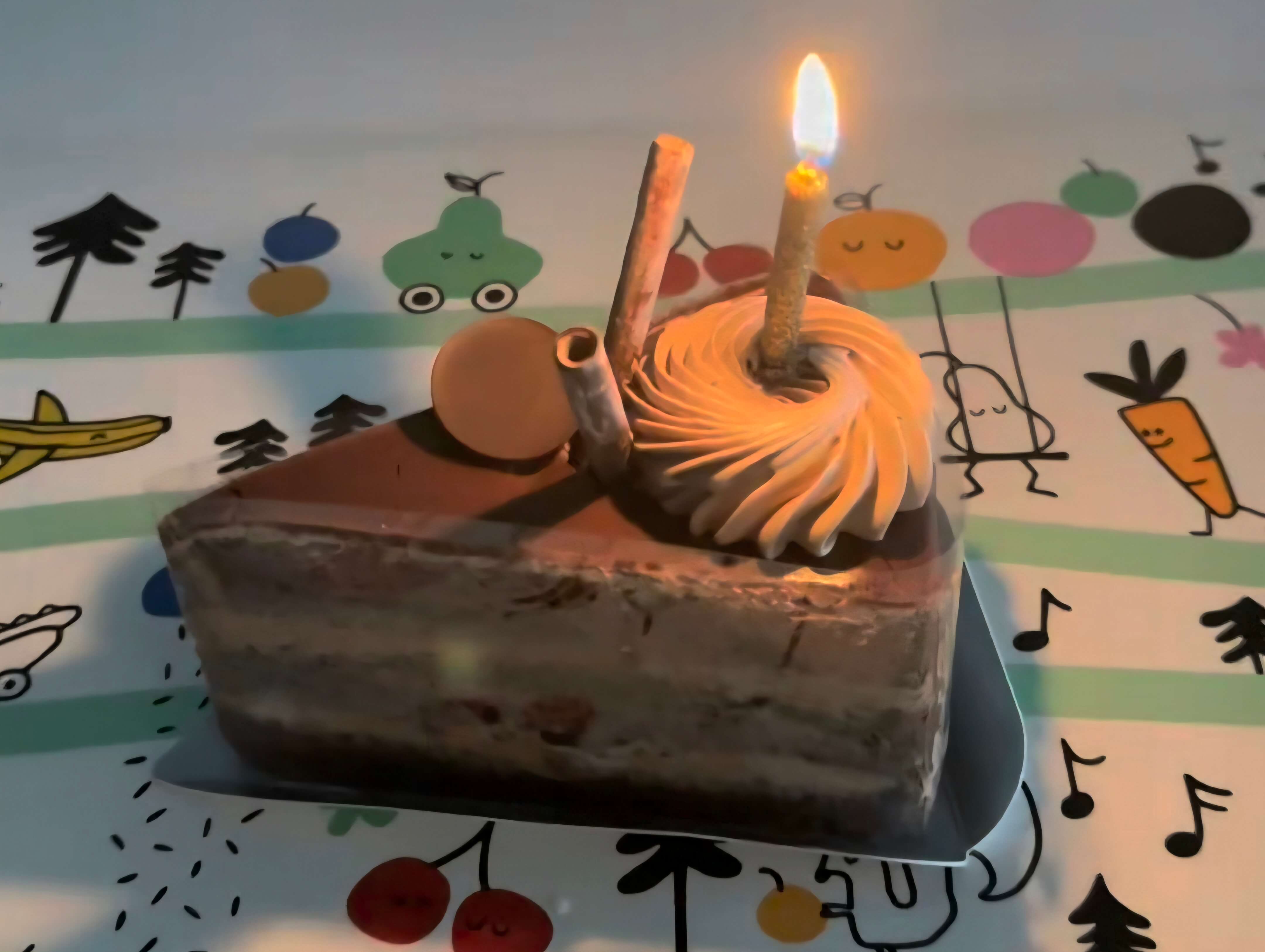 생일 촛불 하나를 켠 조각 초콜릿 케이크