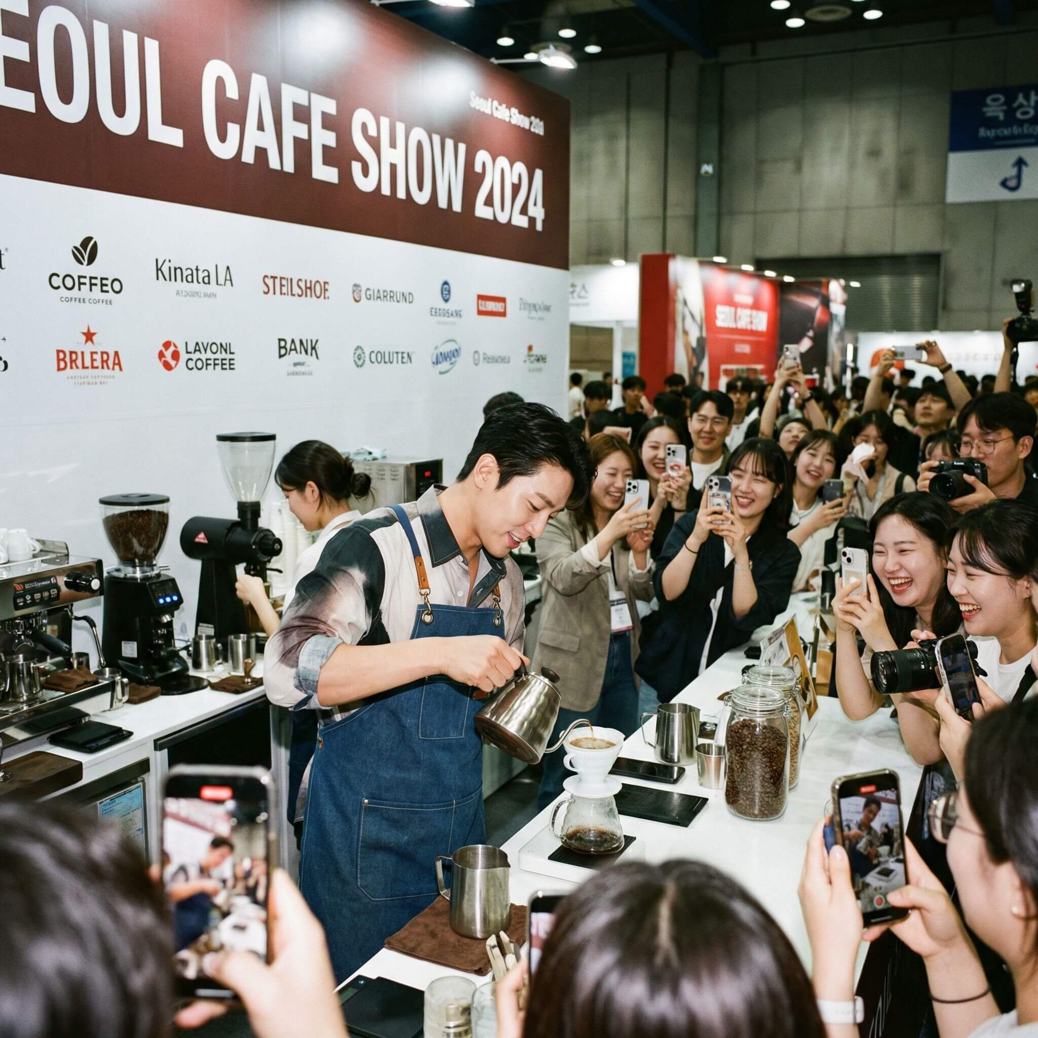 드립커피를 내리는 남자 바리스타