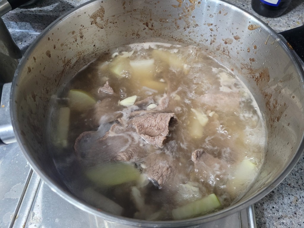 쇠고기 무국 끓이는 모습