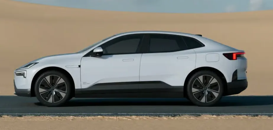 폴스타4 측면에서 차량을 바라본 이미지