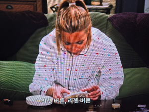꺼지지 않는 화재 경보기를 분해해버리는 피비.