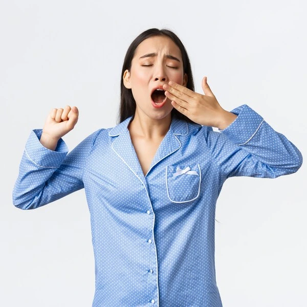 잠옷입고 졸려서 하품하는 여성 썸네일