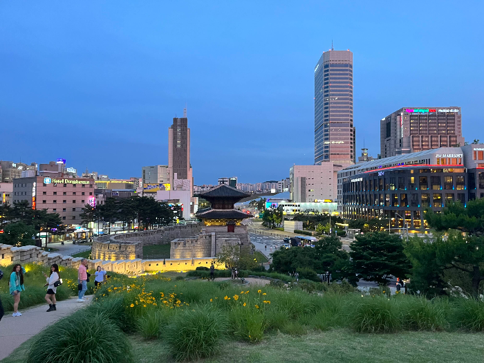 산책로와 흥인지문 전경