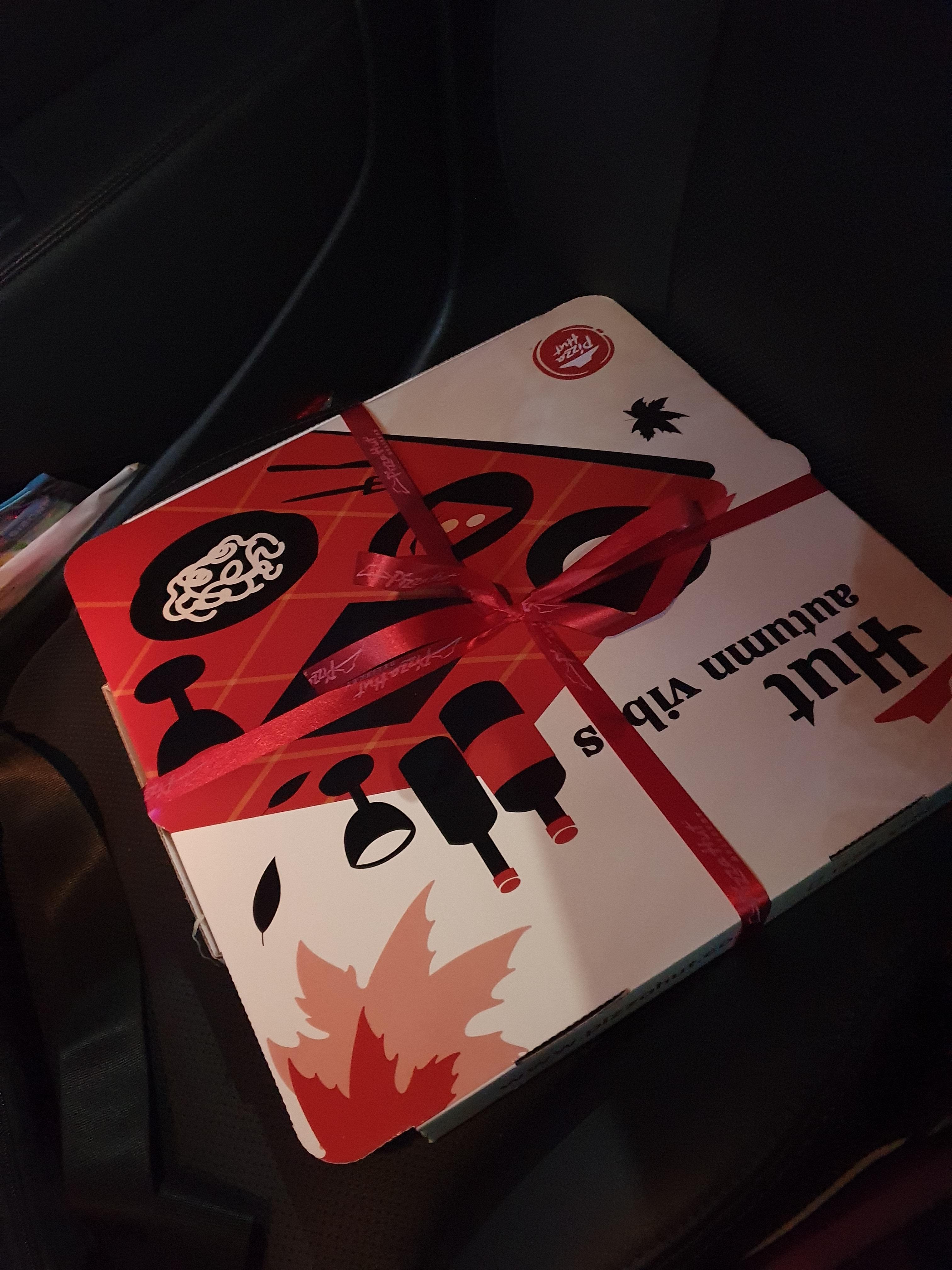 미리 주문하고 이제 받아서 따끈한 열선 틀어 놓고, 따뜻하게 해서 피자를 집으로 배달 하는 중입니다.