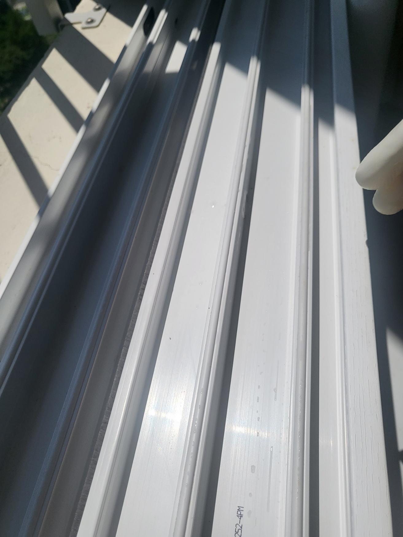 깨끗해진 창틀 새 창문과 다름 없다