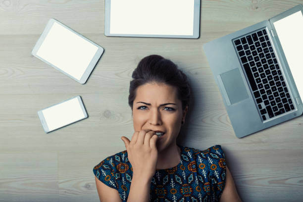 디지털 과잉으로 호르몬 불균형을 느끼는 여성 디지털 디톡스가 필요함