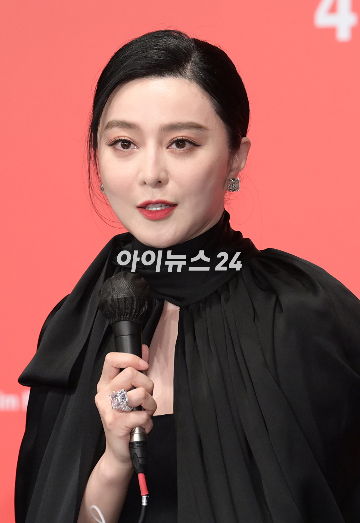 배우 판빙빙이 5일 오후 부산광역시 해운대구 우동 KNN타워에서 진행된 제28회 부산국제영화제 갈라프레젠테이션 '녹야' 기자회견에 참석하고 있다. [사진=정소희 기자]