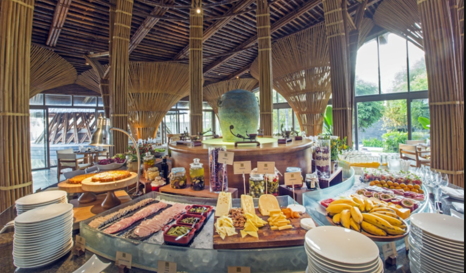 나만-리트리트-리조트-조식-부페-음식들-쌓여있는-접시들