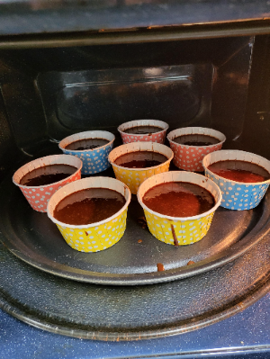 초코 컵케익 만들기 8단계: 오븐에 굽기