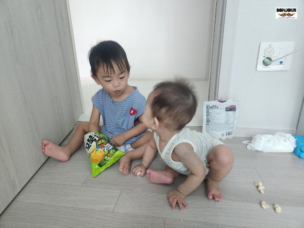 신생아 잦은 구토로 옷을 갈아입히는 아기