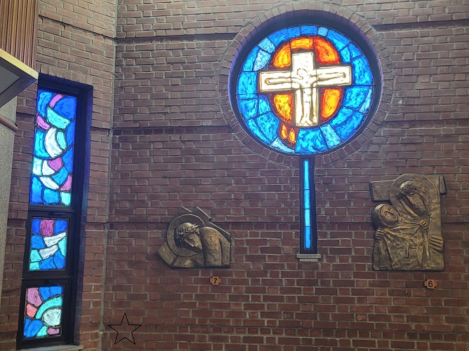 도봉동성당 안에 있는 "성자 예수 그리스도"를 표현한 유리화와 십자가의 길