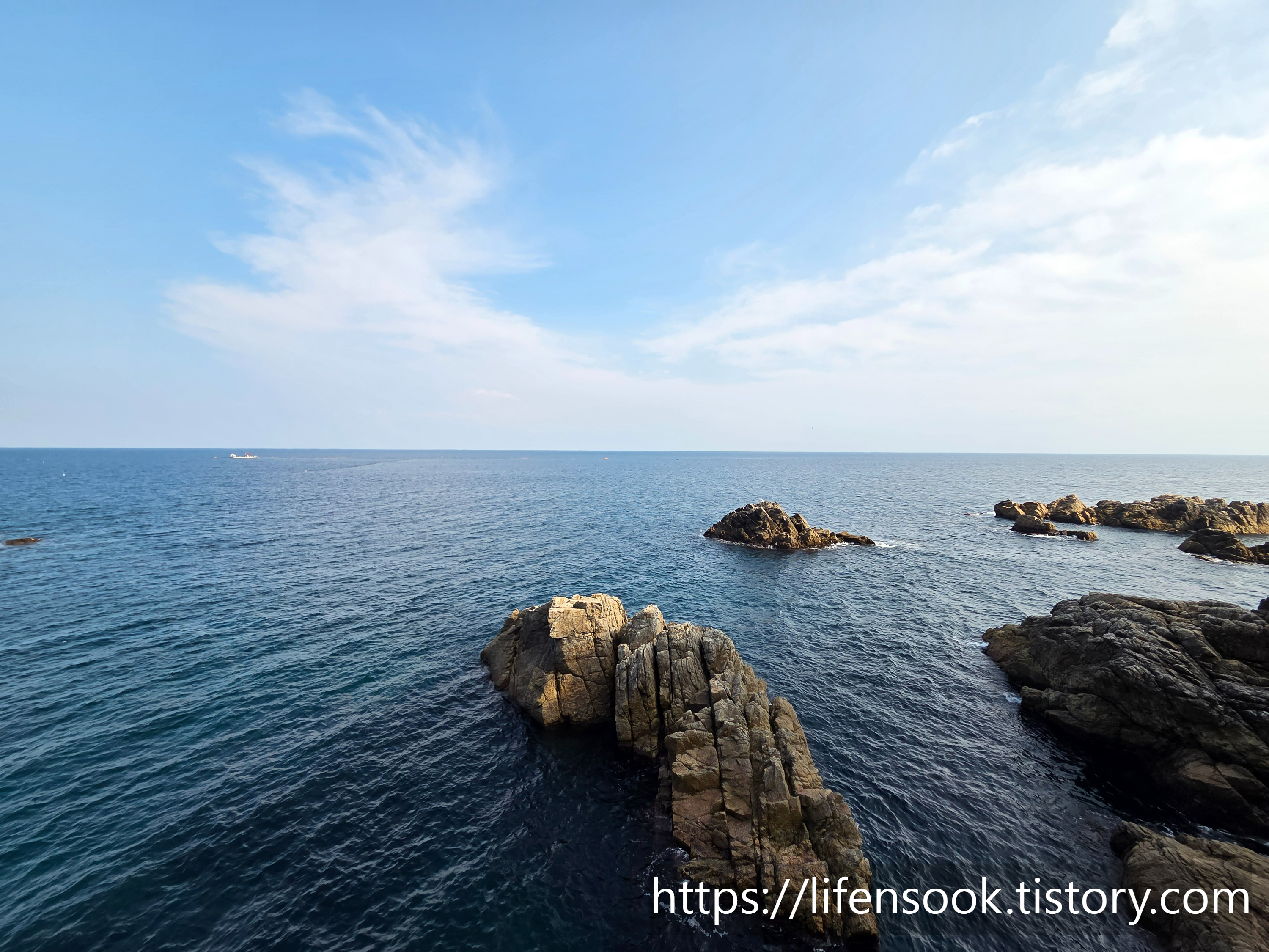초곡 용굴 촛대바위길에서 바라 본 바다