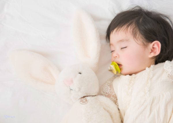 구강기 아기의 모습