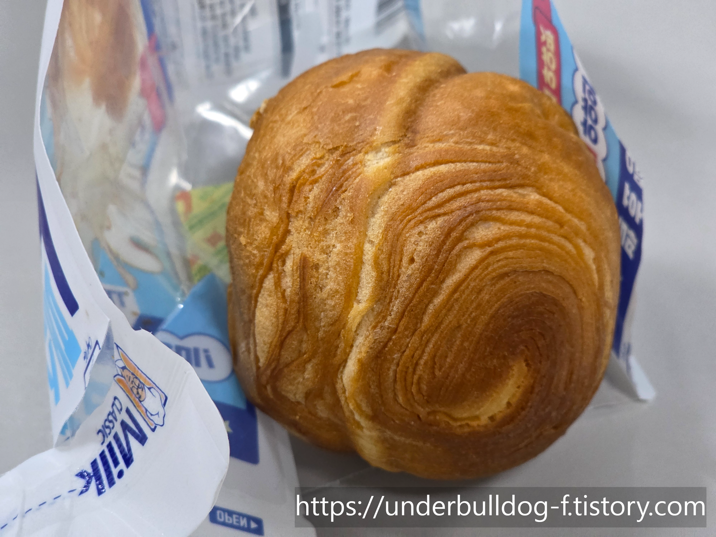 과자 같으면서도 빵 같은 결이 남았던 위아더월드 간식