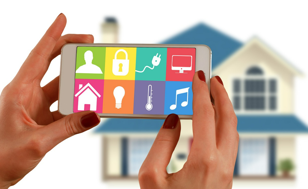 핸드폰과 집이 연결된 사진
