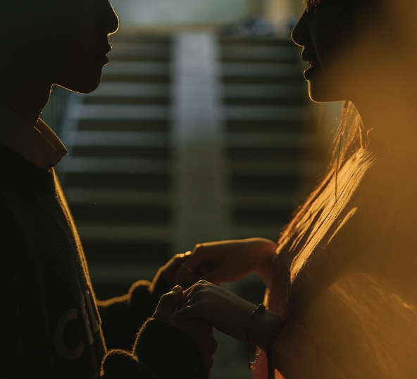 영화 ‘셰이프 오브 워터’ – 외로움과 사랑이 부서지는 세계 속 로맨스