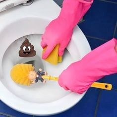 빨간-고무장갑을-끼고-변기를-수세미와-솔로-칼칼이-청소하는-모습