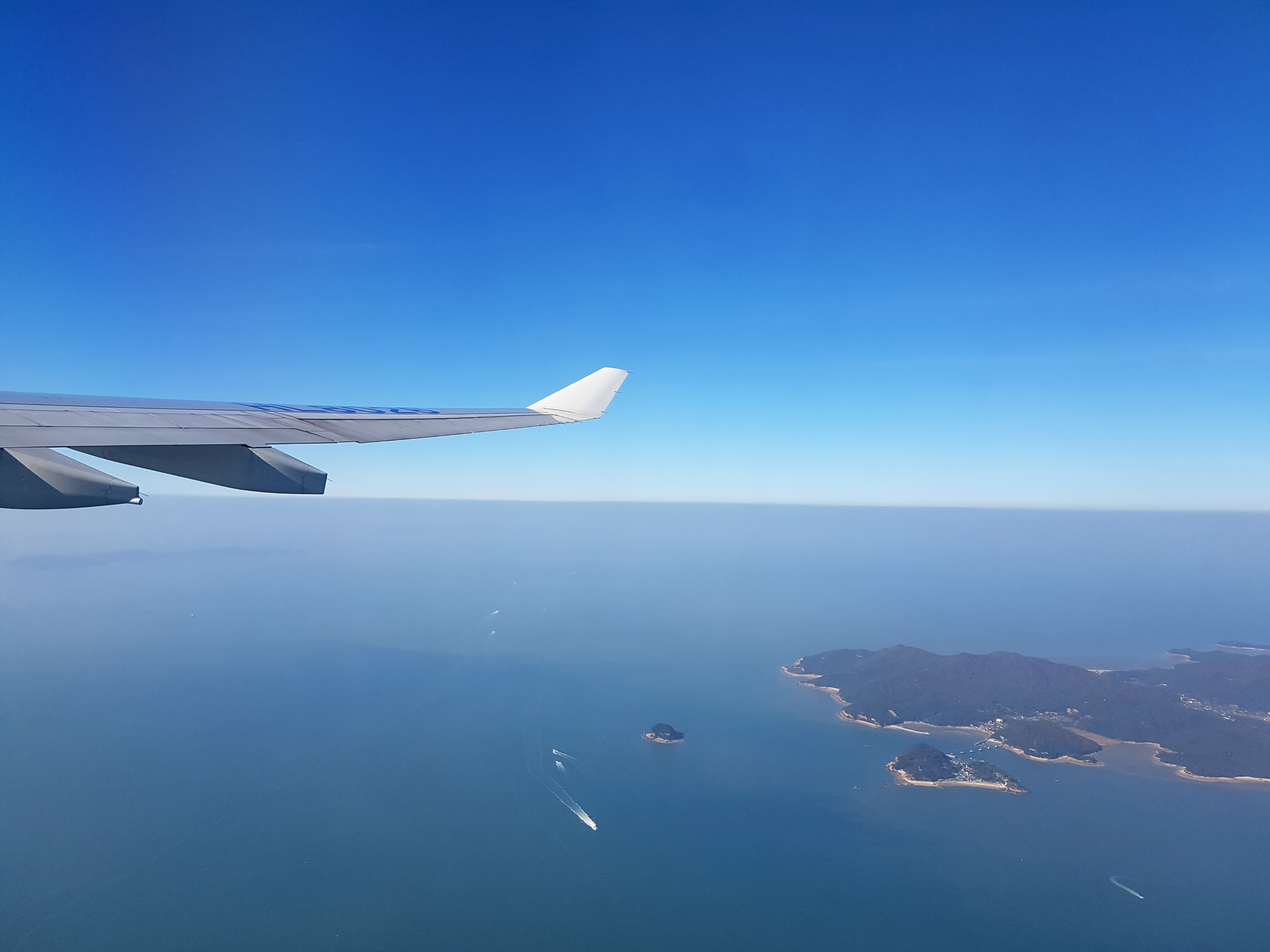 비행기 안에서 바라본 하늘과 바다 풍경