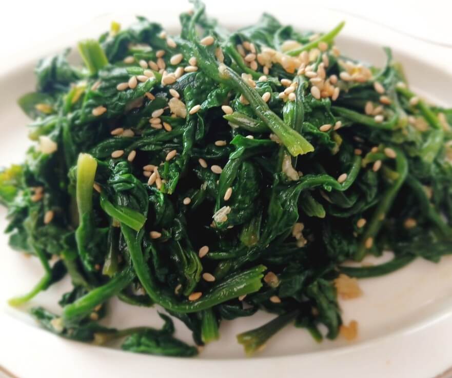 간이 되어 있는 시금치