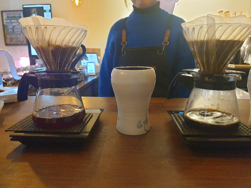 하리오 V60 드리퍼로 추출 중이 럼2와 문가리아 원두