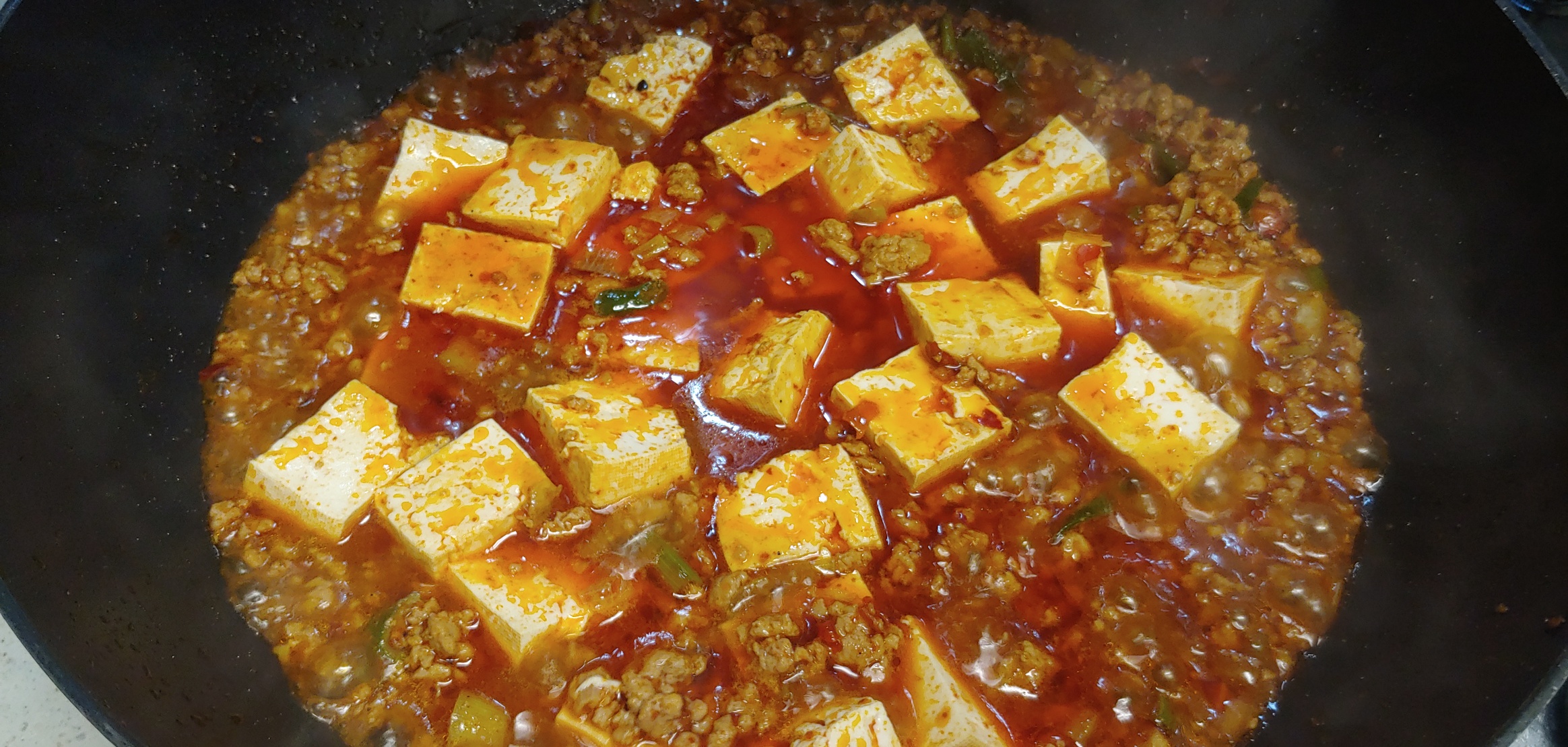 두부를 튀기듯이 익혀줘야 합니다. 기름이 자글자글 끓어오를 때 까지 강불로 익혀주세요.