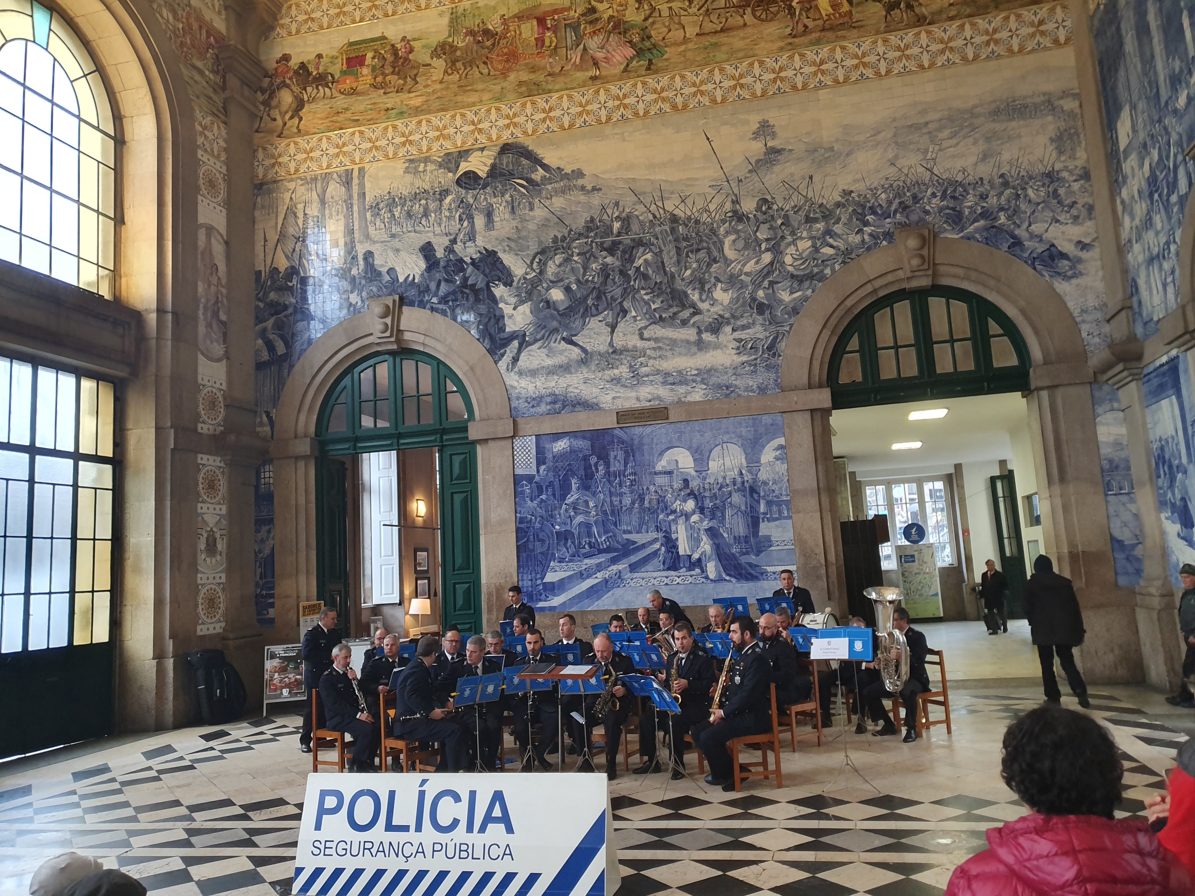 상벤투 역 대합실의 대형 아줄레주 타일 벽화와 현지 공연 모습