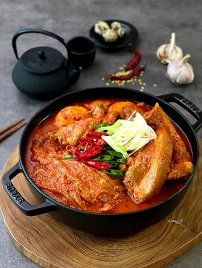 삼겹살과 묵은지가 들어있는 냄비