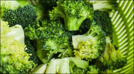 데친 후 채반에 건진 브로콜리