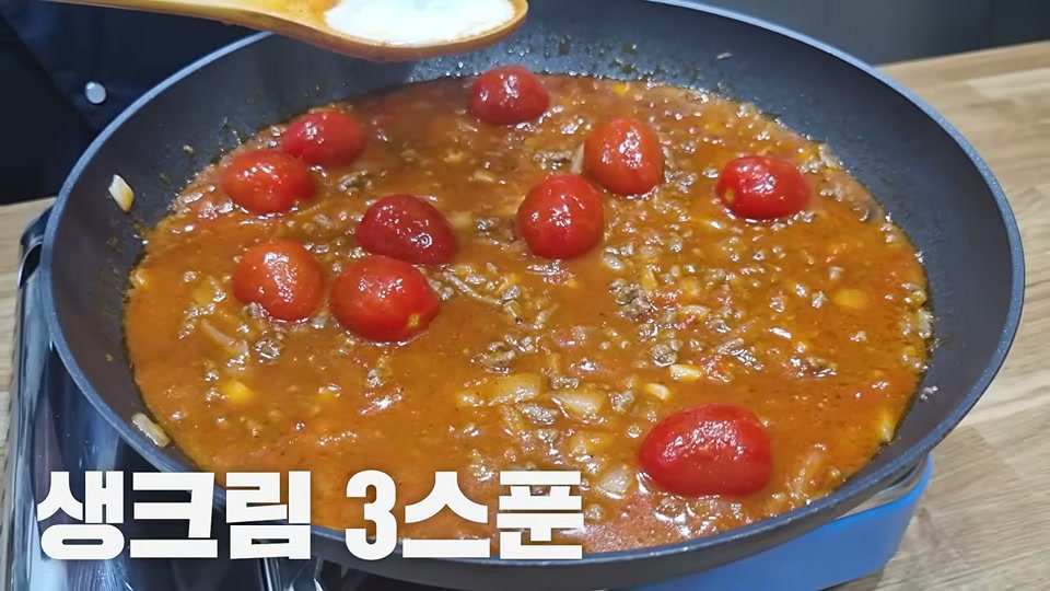 소스에 생크림을 넣는 장면