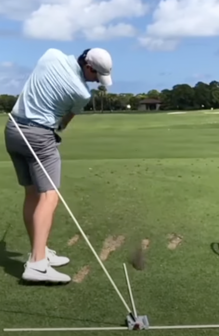 머리들지 않고 시선 고정