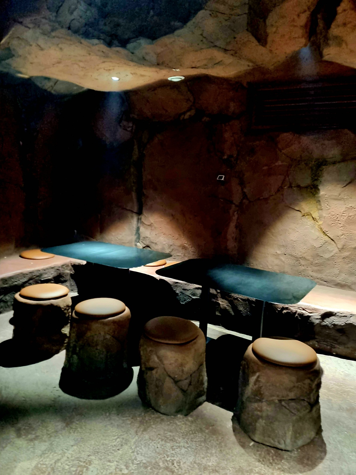 인천 핫플 영종도 을왕리 메이드림 카페: 전시, 공연, 다이닝, 베이커리로 즐기는 유니크한 매력